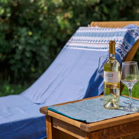 Angelina Villa Alikész